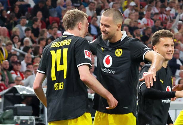 19.09.2026, Deutschland, Stuttgart, Fußball Bundesliga, VfB Stuttgart vs. Borussia Dortmund, Jubel nach dem 0:1 Tor, Torschütze Maximilian Beier (BVB), rechts Waldemar Anton (BVB)