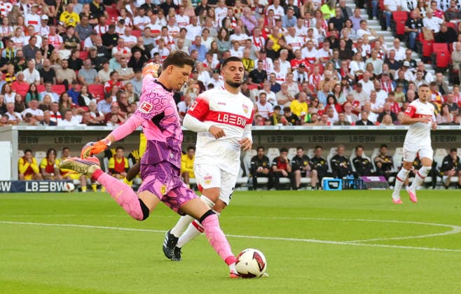 19.09.2026, Deutschland, Stuttgart, Fußball Bundesliga, VfB Stuttgart vs. Borussia Dortmund, v.l. Gregorn Kobel (BVB), Deniz Undav (VfB)