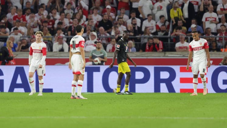19.09.2026, Deutschland, Stuttgart, Fußball Bundesliga, VfB Stuttgart vs. Borussia Dortmund, Angelo Stiller (VfB) Bilai El Khannouss (VfB) Jamie Leweling (VfB), Frust nach dem Tot zum 0:1