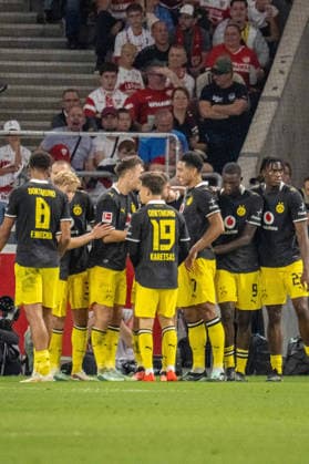 19.09.2026, xdaymx, Fussball 1.Bundesliga, VfB Stuttgart - Borussia Dortmund. Torjubel von Maximilian Beier (Borussia Dortmund) nach seinem Treffer zur 0:1 Führung mit der Mannschaft. (DFL DFB REGULATIONS PROHIBIT ANY USE OF PHOTOGRAPHS as IMAGE SEQUENCES and or QUASI-VIDEO) Stuttgart