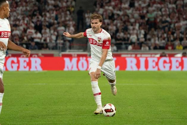 Maximilian Mittelstädt (VfB Stuttgart, 07) am Ball, GER, VfB Stuttgart vs. Borussia Dortmund, Fussball, 1. Bundesliga, 4. Spieltag, Spielzeit 2026 2027, 19.09.2026, DFL REGULATIONS PROHIBIT ANY USE OF PHOTOGRAPHS AS IMAGE SEQUENCES AND OR QUASI-VIDEO, GER, VfB Stuttgart vs. Borussia Dortmund, Fussball, 1. Bundesliga, 4. Spieltag, Spielzeit 2026 2027, 19.09.2026, Stuttgart Copyright: xEibner-Pressefoto EdwardxCheungx EP_ECG