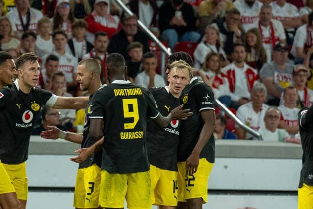 19.09.2026: Fußball: VfB Stuttgart - Borussia Dortmund, 4. Spieltag der 1. Bundesliga in der MHP Arena Torjubel Maximilian Beier (Borussia Dortmund, 14) nach seinem Treffer zum 1:0 für Dortmund WICHTIGER HINWEIS: Gemäß den Vorgaben der DFL und des DFB ist es untersagt, in dem Stadion und oder vom Spiel angefertigte Fotoaufnahmen in Form von Sequenzbildern und oder videoähnlichen Fotostrecken zu verwerten bzw. verwerten zu lassen. Copyright: xJamesxZabelx
