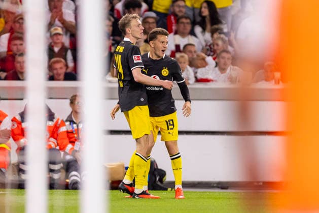 19.09.2026, Fussball, 4. Spieltag der 1. Fussball Bundesliga, VfB Stuttgart - Borussia Dortmund. v. l. Maximilian Beier (Borussia Dortmund), Konstantinos Karetsas (Borussia Dortmund) bejubeln das Tor zum 0:1. Stuttgart MHP Arena Baden-Württemberg Deutschland xRHR-FOTO DEx Copyright: DennisxEwert RHR-FOTOx RHR-FOTO DE