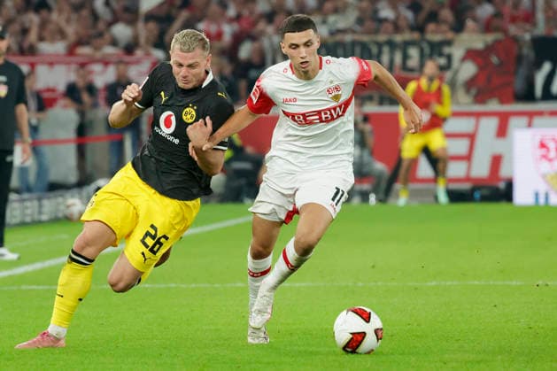 Im Bild: v.li. Julian Ryerson (Borussia Dortmund, 26) im Zweikampf gegen Bilal El Khannouss (VfB Stuttgart, 11) 19.09.2026, VfB Stuttgart - Borussia Dortmund, 1. Bundesliga, 4. Spieltag, Deutschland, Stuttgart, MHP Arena, DFL REGULATIONS PROHIBIT ANY USE OF PHOTOGRAPHS AS IMAGE SEQUENCES AND OR QUASI-VIDEO. Copyright: HMBxMedia xJulienxBecker