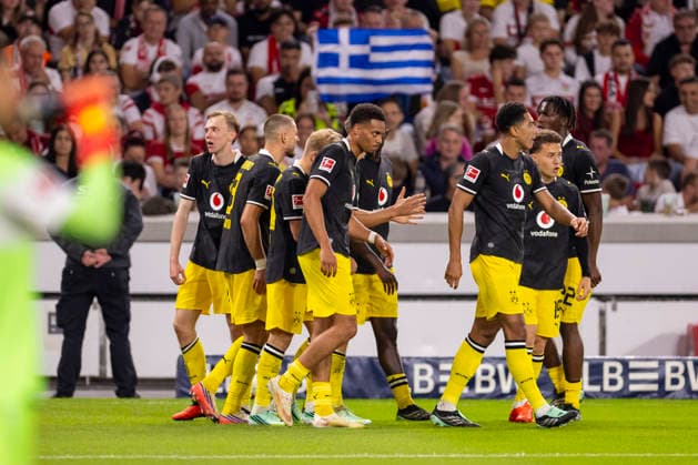 19.09.2026, Fussball, 4. Spieltag der 1. Fussball Bundesliga, VfB Stuttgart - Borussia Dortmund. Die Spieler des BVB bejubeln das Tor zum 0:1 durch Maximilian Beier (Borussia Dortmund). Stuttgart MHP Arena Baden-Württemberg Deutschland xRHR-FOTO DEx Copyright: DennisxEwert RHR-FOTOx RHR-FOTO DE