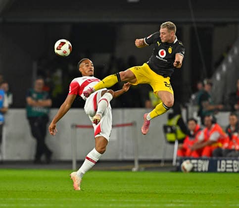 19.09.2026, Fussball 1. Bundesliga 2026 2027, 4.Spieltag, VfB Stuttgart - Borussia Dortmund, in der MHP-Arena Stuttgart, Josha Vagnoman (Stuttgart) gegen Julian Ryerson (Borussia Dortmund)