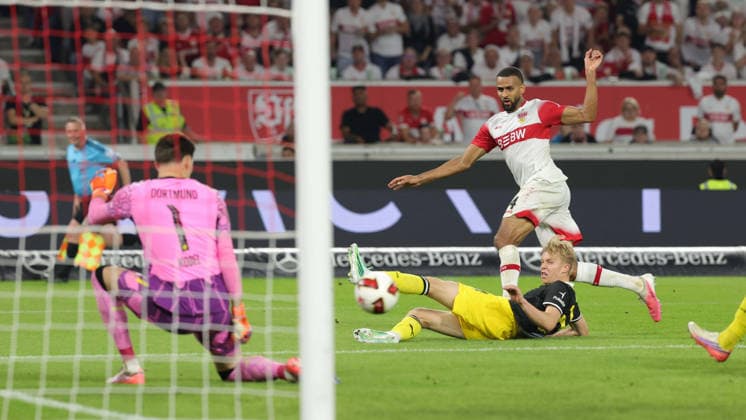 19.09.2026, Deutschland, Stuttgart, Fußball Bundesliga, VfB Stuttgart vs. Borussia Dortmund, Gregor Kobel (Dortmund) Josha Vagnoman (VfB)