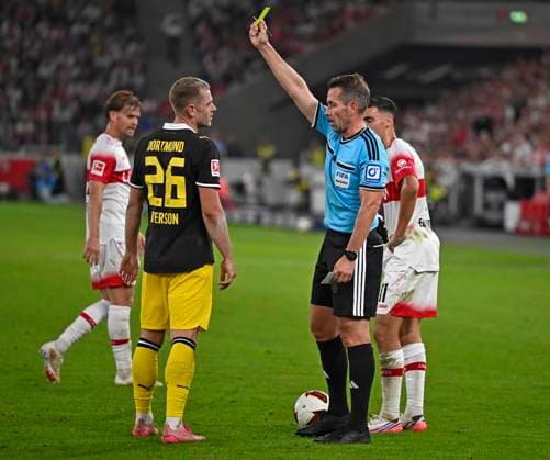 19.09.2026, Fussball 1. Bundesliga 2026 2027, 4.Spieltag, VfB Stuttgart - Borussia Dortmund, in der MHP-Arena Stuttgart, Julian Ryerson (Borussia Dortmund) sieht die gelbe Karte vonTobias Stieler (Deutschland).