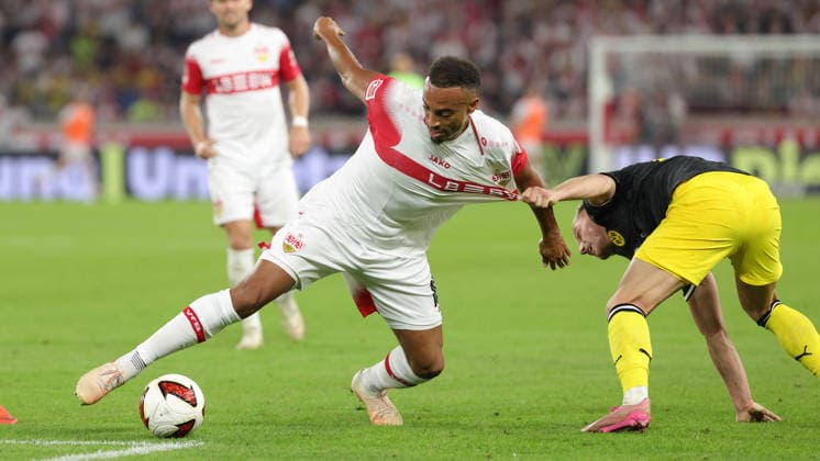 19.09.2026, Deutschland, Stuttgart, Fußball Bundesliga, VfB Stuttgart vs. Borussia Dortmund, Jamie Leweling (VfB) Julian Ryerson (Dortmund)