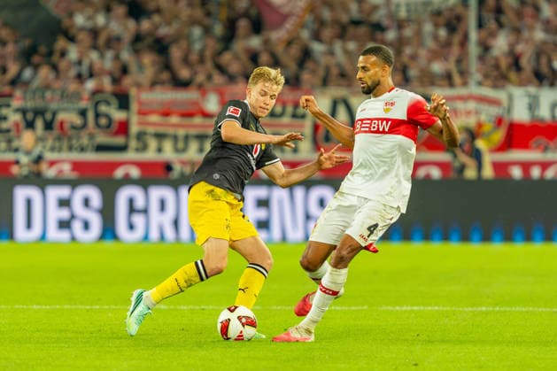 1. Fußball Bundesliga: VfB Stuttgart vs. Borussia Dortmund; 19.09.2026 Stuttgart, GERMANY - 19. September 2026: Daniel Svensson (Borussia Dortmund, 24) im Zweikampf mit Josha Vagnoman (VfB Stuttgart, 4) während dem Spiel zwischen dem VfB Stuttgart und Borussia Dortmund am 4. Spieltag der 1. Fußball Bundesliga in der MHP ARENA. Copyright: xBEAUTIFULxSPORTS Steinx