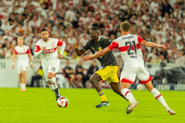 1. Fußball Bundesliga: VfB Stuttgart vs. Borussia Dortmund; 19.09.2026 Stuttgart, GERMANY - 19. September 2026: Serhou Guirassy (Borussia Dortmund, 9) im Duell mit Grischa Prömel (VfB Stuttgart, 21) während dem Spiel zwischen dem VfB Stuttgart und Borussia Dortmund am 4. Spieltag der 1. Fußball Bundesliga in der MHP ARENA. Copyright: xBEAUTIFULxSPORTS Steinx