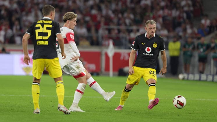 19.09.2026, Deutschland, Stuttgart, Fußball Bundesliga, VfB Stuttgart vs. Borussia Dortmund, Joey Veerman (Dortmund) Angelo Stiller (VfB) Julian Ryerson (Dortmund)