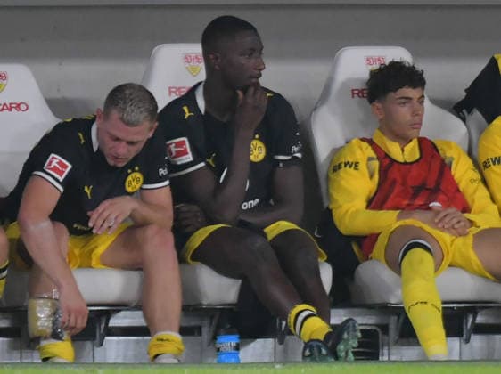 19.09.2026, xblx, Fussball 1.Bundesliga, VfB Stuttgart - Borussia Dortmund v.l. Serhou Guirassy (Borussia Dortmund), Reservebank, Auswechselbank, Bank, Ersatz, Auswechselspieler, Ersatzmann (DFL DFB REGULATIONS PROHIBIT ANY USE OF PHOTOGRAPHS as IMAGE SEQUENCES and or QUASI-VIDEO) Stuttgart