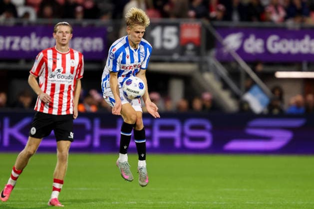 2026-09-19 Sparta Rotterdam v sc Heerenveen - Dutch Eredivisie ROTTERDAM, NETHERLANDS - SEPTEMBER 19: Marcus Linday of sc Heerenveen catch the ball during the Dutch Eredivisie match between Sparta Rotterdam and sc Heerenveen at Sparta-stadion Het Kasteel on September 19, 2026 in Rotterdam, Netherlands. Rotterdam Sparta-stadion Het Kasteel Netherlands Content not available for redistribution in The Netherlands directly or indirectly through any third parties. Copyright: xHansxvanxderxValkx
