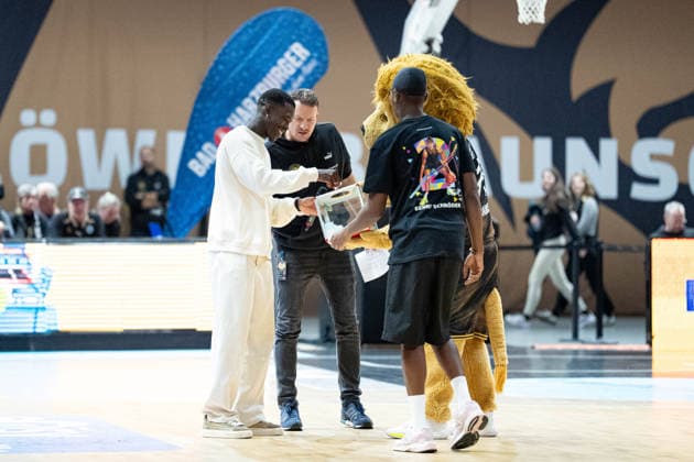 Dennis Schroeder zieht Lose einer wohltaetigen Tombola GER, Basketball Loewen Braunschweig gegen VET-CONCEPT Gladiators Trier, Basketball, easyCredit BBL, Woche 1, Spielzeit 2026 27, 19.09.2026 GER, Basketball Loewen Braunschweig gegen VET-CONCEPT Gladiators Trier, Basketball, easyCredit BBL, Woche 1, Spielzeit 2026 27, 19.09.2026 Braunschweig Copyright: xEibner-Pressefoto DanielxREINELTx EP_DRT