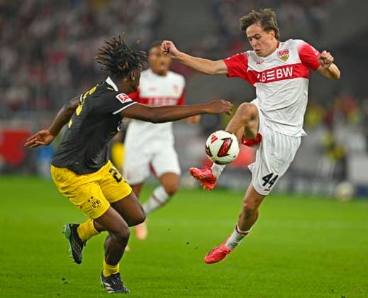 RECORD DATE NOT STATED 19.09.2026, Fussball 1. Bundesliga 2026 2027, 4.Spieltag, VfB Stuttgart - Borussia Dortmund, in der MHP-Arena Stuttgart, v.l. Joane Gadou (Borussia Dortmund) gegen Leo Sauer (Stuttgart)