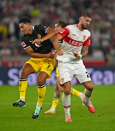 19.09.2026, Fussball 1. Bundesliga 2026 2027, 4.Spieltag, VfB Stuttgart - Borussia Dortmund, in der MHP-Arena Stuttgart, v.l. Jobe Bellingham (Borussia Dortmund) gegen Jeff Chabot (Stuttgart)