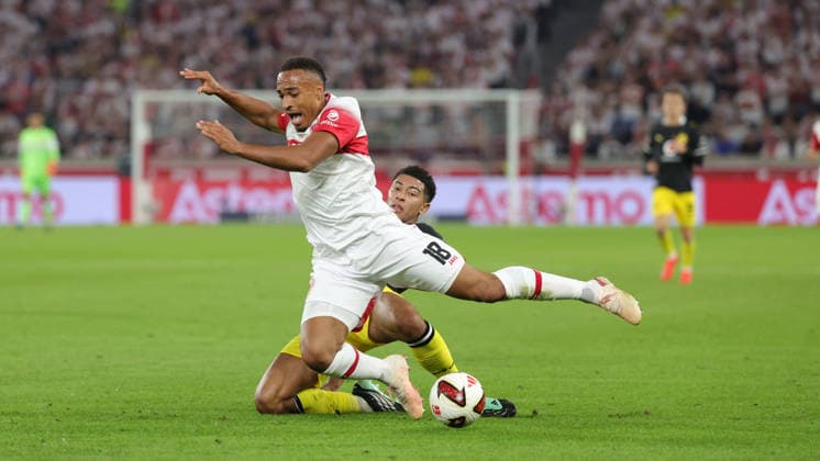 19.09.2026, Deutschland, Stuttgart, Fußball Bundesliga, VfB Stuttgart vs. Borussia Dortmund, Jamie Leweling (VfB) Jobe Bellingham (Dortmund)
