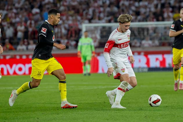 Ethan Nwaneri (BVB Dortmund, 18) und Angelo Stiller (VfB Stuttgart, 06) im Laufduell , Deutschland, Fussball, 1. Bundesliga, 4.Spieltag, 2026 2027, VfB Stuttgart vs. Borussia Dortmund, 19.09.2026, Stuttgart MHP Arena Deutschland Copyright: xGrantxHubbsx