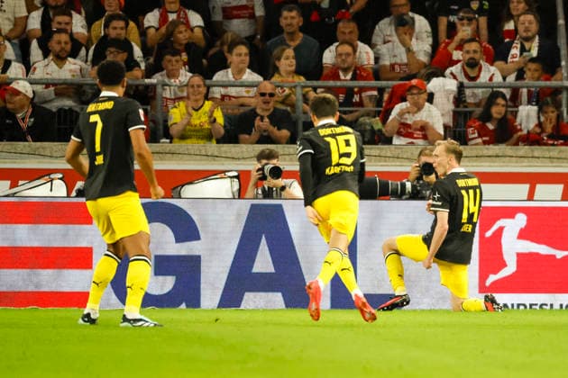 Torjubel BVB Dortmund beim 0:1 durch Maximilian Beier (BVB Dortmund, 14), Freude, Begeisterung, positive Emotionen, Torerfolg , Deutschland, Fussball, 1. Bundesliga, 4.Spieltag, 2026 2027, VfB Stuttgart vs. Borussia Dortmund, 19.09.2026, Stuttgart MHP Arena Deutschland Copyright: xGrantxHubbsx