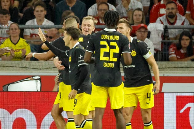 Torjubel BVB Dortmund beim 0:1 durch Maximilian Beier (BVB Dortmund, 14), Freude, Begeisterung, positive Emotionen, Torerfolg , Deutschland, Fussball, 1. Bundesliga, 4.Spieltag, 2026 2027, VfB Stuttgart vs. Borussia Dortmund, 19.09.2026, Stuttgart MHP Arena Deutschland Copyright: xGrantxHubbsx