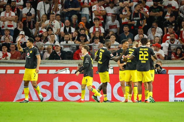 Torjubel BVB Dortmund beim 0:1 durch Maximilian Beier (BVB Dortmund, 14), Freude, Begeisterung, positive Emotionen, Torerfolg , Deutschland, Fussball, 1. Bundesliga, 4.Spieltag, 2026 2027, VfB Stuttgart vs. Borussia Dortmund, 19.09.2026, Stuttgart MHP Arena Deutschland Copyright: xGrantxHubbsx