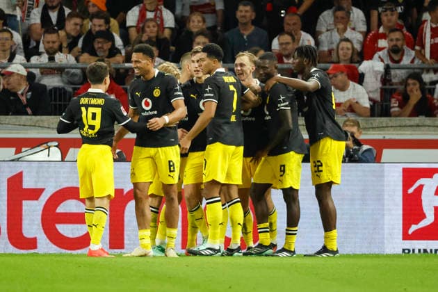 Torjubel BVB Dortmund beim 0:1 durch Maximilian Beier (BVB Dortmund, 14), Freude, Begeisterung, positive Emotionen, Torerfolg , Deutschland, Fussball, 1. Bundesliga, 4.Spieltag, 2026 2027, VfB Stuttgart vs. Borussia Dortmund, 19.09.2026, Stuttgart MHP Arena Deutschland Copyright: xGrantxHubbsx