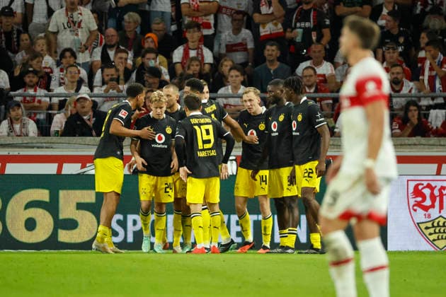 Torjubel BVB Dortmund beim 0:1 durch Maximilian Beier (BVB Dortmund, 14), Freude, Begeisterung, positive Emotionen, Torerfolg , Deutschland, Fussball, 1. Bundesliga, 4.Spieltag, 2026 2027, VfB Stuttgart vs. Borussia Dortmund, 19.09.2026, Stuttgart MHP Arena Deutschland Copyright: xGrantxHubbsx
