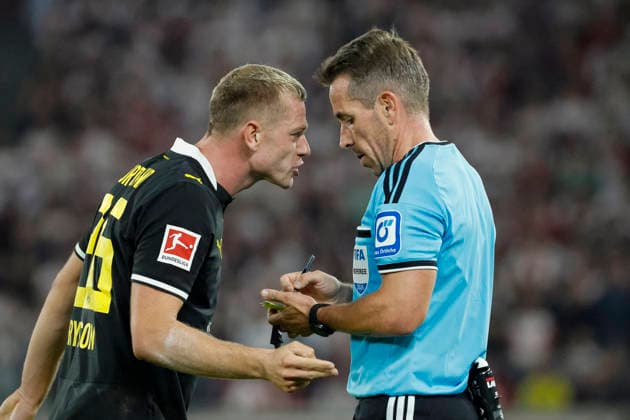 Julian Ryerson (BVB Dortmund, 26) und Schiedsrichter Tobias Stieler im Dialog, im Gespräch, im Austausch, in Kommunikation , Deutschland, Fussball, 1. Bundesliga, 4.Spieltag, 2026 2027, VfB Stuttgart vs. Borussia Dortmund, 19.09.2026, Stuttgart MHP Arena Deutschland Copyright: xGrantxHubbsx