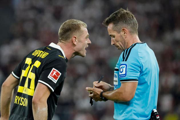 Julian Ryerson (BVB Dortmund, 26) und Schiedsrichter Tobias Stieler im Dialog, im Gespräch, im Austausch, in Kommunikation , Deutschland, Fussball, 1. Bundesliga, 4.Spieltag, 2026 2027, VfB Stuttgart vs. Borussia Dortmund, 19.09.2026, Stuttgart MHP Arena Deutschland Copyright: xGrantxHubbsx