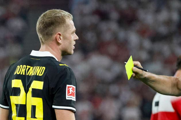 Julian Ryerson (BVB Dortmund, 26) bekommt die gelbe Karte von Schiedsrichter Tobias Stieler , Deutschland, Fussball, 1. Bundesliga, 4.Spieltag, 2026 2027, VfB Stuttgart vs. Borussia Dortmund, 19.09.2026, Stuttgart MHP Arena Deutschland Copyright: xGrantxHubbsx