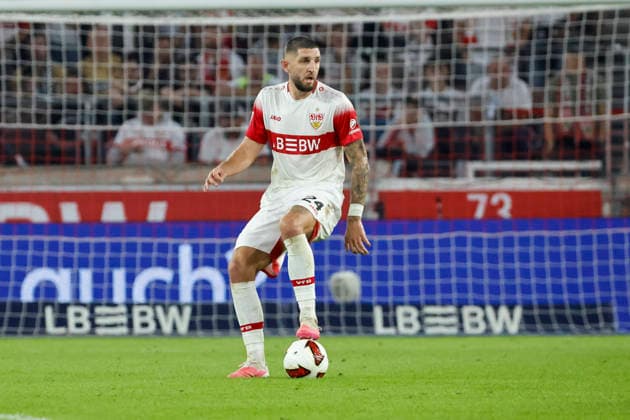 Jeff Chabot (VfB Stuttgart, 24) am Ball , Deutschland, Fussball, 1. Bundesliga, 4.Spieltag, 2026 2027, VfB Stuttgart vs. Borussia Dortmund, 19.09.2026, Stuttgart MHP Arena Deutschland Copyright: xGrantxHubbsx