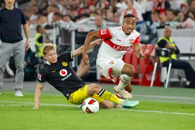 Daniel Svensson (BVB Dortmund, 24) und Jamie Leweling (VfB Stuttgart, 18) im Zweikampf , Deutschland, Fussball, 1. Bundesliga, 4.Spieltag, 2026 2027, VfB Stuttgart vs. Borussia Dortmund, 19.09.2026, Stuttgart MHP Arena Deutschland Copyright: xGrantxHubbsx