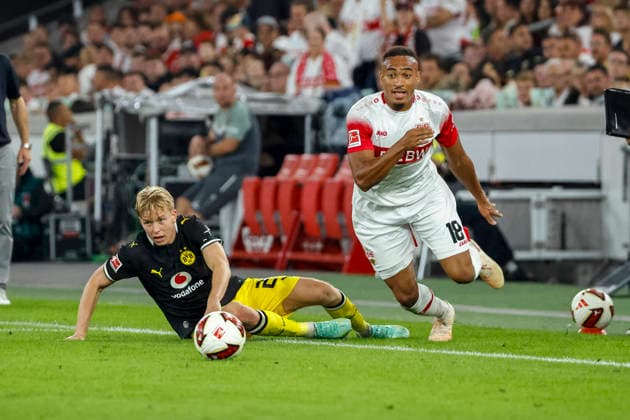 Daniel Svensson (BVB Dortmund, 24) und Jamie Leweling (VfB Stuttgart, 18) im Zweikampf , Deutschland, Fussball, 1. Bundesliga, 4.Spieltag, 2026 2027, VfB Stuttgart vs. Borussia Dortmund, 19.09.2026, Stuttgart MHP Arena Deutschland Copyright: xGrantxHubbsx