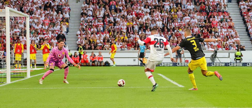 19.09.2026, Deutschland, Stuttgart, Fußball Bundesliga, VfB Stuttgart vs. Borussia Dortmund, v.l. Gregorn Kobel (BVB), Deniz Undav (VfB), Waldemar Anton (BVB)