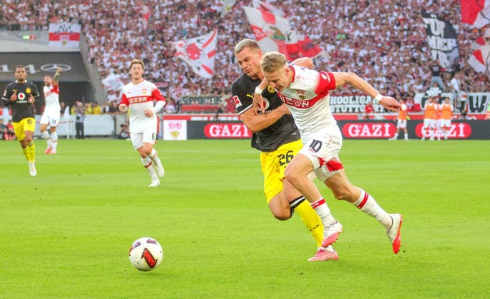 19.09.2026, Deutschland, Stuttgart, Fußball Bundesliga, VfB Stuttgart vs. Borussia Dortmund, v.l. Julian Ryerson (BVB), Chris Führich (VfB)