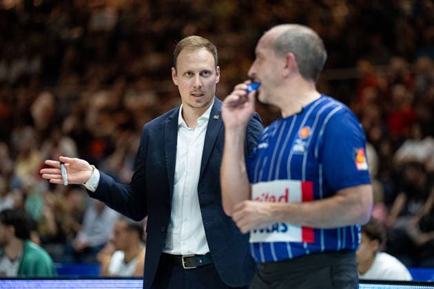 Jacques Schneider (Headcoach VET-CONCEPT Gladiators Trier) spricht zum Referee GER, Basketball Loewen Braunschweig gegen VET-CONCEPT Gladiators Trier, Basketball, easyCredit BBL, Woche 1, Spielzeit 2026 27, 19.09.2026 GER, Basketball Loewen Braunschweig gegen VET-CONCEPT Gladiators Trier, Basketball, easyCredit BBL, Woche 1, Spielzeit 2026 27, 19.09.2026 Braunschweig Copyright: xEibner-Pressefoto DanielxREINELTx EP_DRT