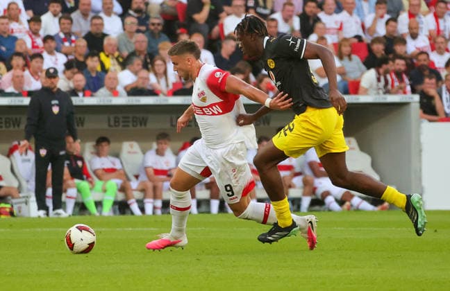 19.09.2026, Deutschland, Stuttgart, Fußball Bundesliga, VfB Stuttgart vs. Borussia Dortmund, v.l. Ermedin Demirovic (VfB), Joane Gadou (BVB)