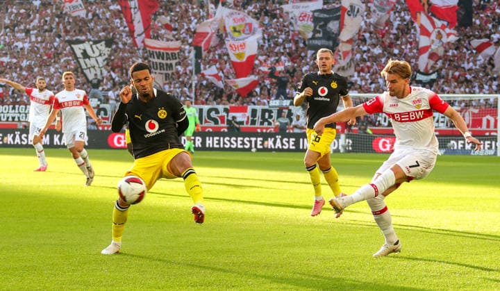 19.09.2026, Deutschland, Stuttgart, Fußball Bundesliga, VfB Stuttgart vs. Borussia Dortmund, v.l. Ethan Nwaneri (BVB), Maximilian Mittelstädt (VfB)