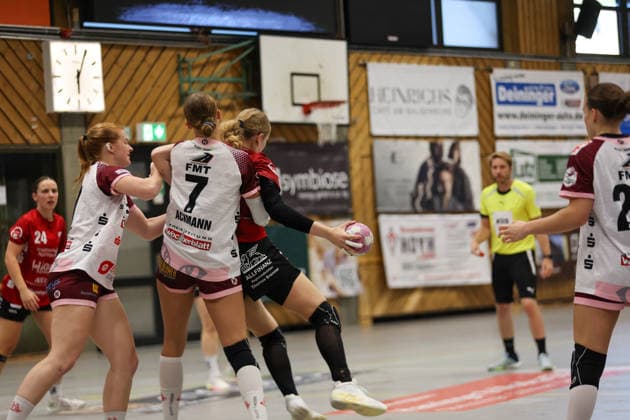 Nora Erhardt (SG Nürtingen-Zizishausen, 14) wird durch Nantke Ackmann (HL Buchholz 08-Rosengarten, 7) gefoult GER, SG Nuertingen-Zizishausen vs. HL Buchholz 08-Rosengarten, Handball, 2. ALSCO Handball Bundesliga Frauen, 4. Spieltag, Spielzeit 2026 2027, 19.09.2026 GER, SG Nuertingen-Zizishausen vs. HL Buchholz 08-Rosengarten, Handball, 2. ALSCO Handball Bundesliga Frauen, 4. Spieltag, Spielzeit 2026 2027, 19.09.2026 Steinenberg Copyright: xEibner-Pressefoto SoerenxHerwegx EP_SHG