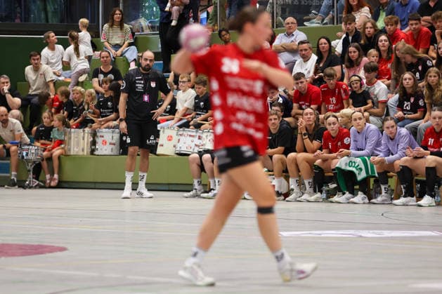 Manel Cirac (SG Nürtingen-Zizishausen, Trainer) beobachtet das Spiel GER, SG Nuertingen-Zizishausen vs. HL Buchholz 08-Rosengarten, Handball, 2. ALSCO Handball Bundesliga Frauen, 4. Spieltag, Spielzeit 2026 2027, 19.09.2026 GER, SG Nuertingen-Zizishausen vs. HL Buchholz 08-Rosengarten, Handball, 2. ALSCO Handball Bundesliga Frauen, 4. Spieltag, Spielzeit 2026 2027, 19.09.2026 Steinenberg Copyright: xEibner-Pressefoto SoerenxHerwegx EP_SHG