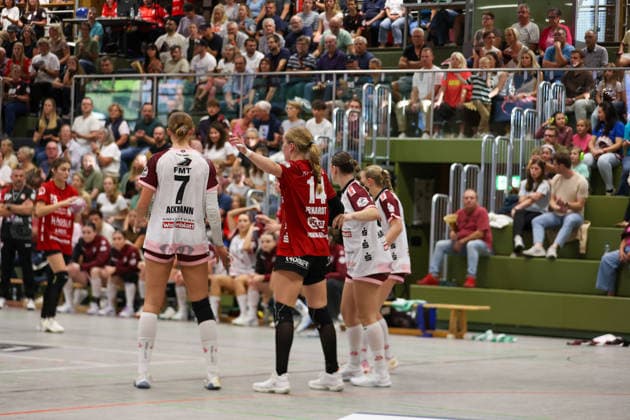 Nora Erhardt (SG Nürtingen-Zizishausen, 14) umringt von Gegnerinnen GER, SG Nuertingen-Zizishausen vs. HL Buchholz 08-Rosengarten, Handball, 2. ALSCO Handball Bundesliga Frauen, 4. Spieltag, Spielzeit 2026 2027, 19.09.2026 GER, SG Nuertingen-Zizishausen vs. HL Buchholz 08-Rosengarten, Handball, 2. ALSCO Handball Bundesliga Frauen, 4. Spieltag, Spielzeit 2026 2027, 19.09.2026 Steinenberg Copyright: xEibner-Pressefoto SoerenxHerwegx EP_SHG