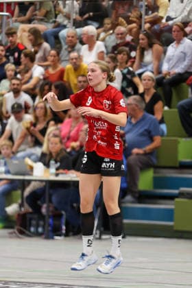 Ronja Bühler (SG Nürtingen-Zizishausen, 9) spielt einen Pass GER, SG Nuertingen-Zizishausen vs. HL Buchholz 08-Rosengarten, Handball, 2. ALSCO Handball Bundesliga Frauen, 4. Spieltag, Spielzeit 2026 2027, 19.09.2026 GER, SG Nuertingen-Zizishausen vs. HL Buchholz 08-Rosengarten, Handball, 2. ALSCO Handball Bundesliga Frauen, 4. Spieltag, Spielzeit 2026 2027, 19.09.2026 Steinenberg Copyright: xEibner-Pressefoto SoerenxHerwegx EP_SHG