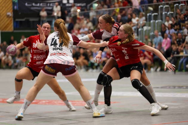 Enger Kampf am Kreis zwischen beiden Mannschaften GER, SG Nuertingen-Zizishausen vs. HL Buchholz 08-Rosengarten, Handball, 2. ALSCO Handball Bundesliga Frauen, 4. Spieltag, Spielzeit 2026 2027, 19.09.2026 GER, SG Nuertingen-Zizishausen vs. HL Buchholz 08-Rosengarten, Handball, 2. ALSCO Handball Bundesliga Frauen, 4. Spieltag, Spielzeit 2026 2027, 19.09.2026 Steinenberg Copyright: xEibner-Pressefoto SoerenxHerwegx EP_SHG