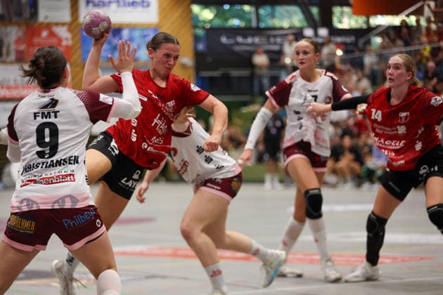 Lisa Fuchs (SG Nürtingen-Zizishausen, 24) beim Wurf GER, SG Nuertingen-Zizishausen vs. HL Buchholz 08-Rosengarten, Handball, 2. ALSCO Handball Bundesliga Frauen, 4. Spieltag, Spielzeit 2026 2027, 19.09.2026 GER, SG Nuertingen-Zizishausen vs. HL Buchholz 08-Rosengarten, Handball, 2. ALSCO Handball Bundesliga Frauen, 4. Spieltag, Spielzeit 2026 2027, 19.09.2026 Steinenberg Copyright: xEibner-Pressefoto SoerenxHerwegx EP_SHG