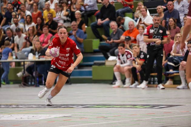 Nora Erhardt (SG Nürtingen-Zizishausen, 14) beim Wurf GER, SG Nuertingen-Zizishausen vs. HL Buchholz 08-Rosengarten, Handball, 2. ALSCO Handball Bundesliga Frauen, 4. Spieltag, Spielzeit 2026 2027, 19.09.2026 GER, SG Nuertingen-Zizishausen vs. HL Buchholz 08-Rosengarten, Handball, 2. ALSCO Handball Bundesliga Frauen, 4. Spieltag, Spielzeit 2026 2027, 19.09.2026 Steinenberg Copyright: xEibner-Pressefoto SoerenxHerwegx EP_SHG