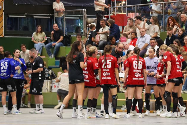 Die Mannschaft der SG Nürtingen-Zizishausen in einer Auszeit GER, SG Nuertingen-Zizishausen vs. HL Buchholz 08-Rosengarten, Handball, 2. ALSCO Handball Bundesliga Frauen, 4. Spieltag, Spielzeit 2026 2027, 19.09.2026 GER, SG Nuertingen-Zizishausen vs. HL Buchholz 08-Rosengarten, Handball, 2. ALSCO Handball Bundesliga Frauen, 4. Spieltag, Spielzeit 2026 2027, 19.09.2026 Steinenberg Copyright: xEibner-Pressefoto SoerenxHerwegx EP_SHG