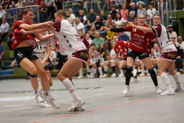 Lisa Fuchs (SG Nürtingen-Zizishausen, 24) und Nantke Ackmann (HL Buchholz 08-Rosengarten, 7) im engen Zweikampf GER, SG Nuertingen-Zizishausen vs. HL Buchholz 08-Rosengarten, Handball, 2. ALSCO Handball Bundesliga Frauen, 4. Spieltag, Spielzeit 2026 2027, 19.09.2026 GER, SG Nuertingen-Zizishausen vs. HL Buchholz 08-Rosengarten, Handball, 2. ALSCO Handball Bundesliga Frauen, 4. Spieltag, Spielzeit 2026 2027, 19.09.2026 Steinenberg Copyright: xEibner-Pressefoto SoerenxHerwegx EP_SHG