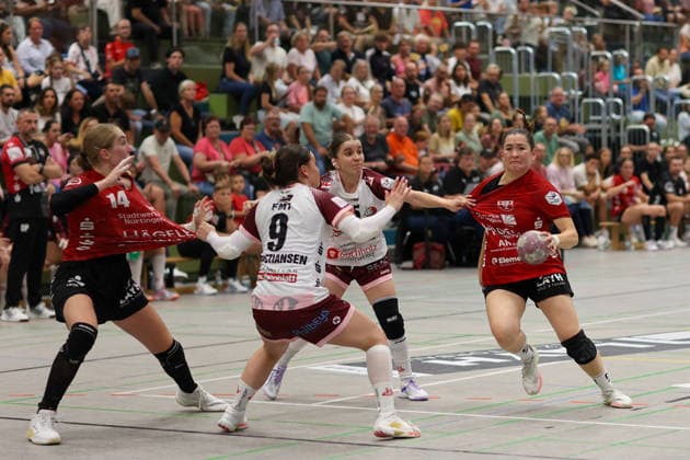 Lisa Wieder (SG Nürtingen-Zizishausen, 7) beim Wurf GER, SG Nuertingen-Zizishausen vs. HL Buchholz 08-Rosengarten, Handball, 2. ALSCO Handball Bundesliga Frauen, 4. Spieltag, Spielzeit 2026 2027, 19.09.2026 GER, SG Nuertingen-Zizishausen vs. HL Buchholz 08-Rosengarten, Handball, 2. ALSCO Handball Bundesliga Frauen, 4. Spieltag, Spielzeit 2026 2027, 19.09.2026 Steinenberg Copyright: xEibner-Pressefoto SoerenxHerwegx EP_SHG