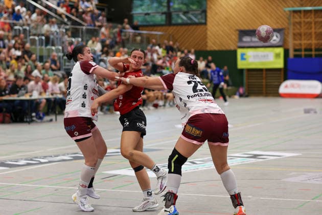 Maxime Luber (SG Nürtingen-Zizishausen, 22) spielt einen Pass GER, SG Nuertingen-Zizishausen vs. HL Buchholz 08-Rosengarten, Handball, 2. ALSCO Handball Bundesliga Frauen, 4. Spieltag, Spielzeit 2026 2027, 19.09.2026 GER, SG Nuertingen-Zizishausen vs. HL Buchholz 08-Rosengarten, Handball, 2. ALSCO Handball Bundesliga Frauen, 4. Spieltag, Spielzeit 2026 2027, 19.09.2026 Steinenberg Copyright: xEibner-Pressefoto SoerenxHerwegx EP_SHG